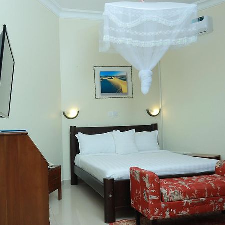 Mowicribs Hotel And Spa Энтеббе Экстерьер фото
