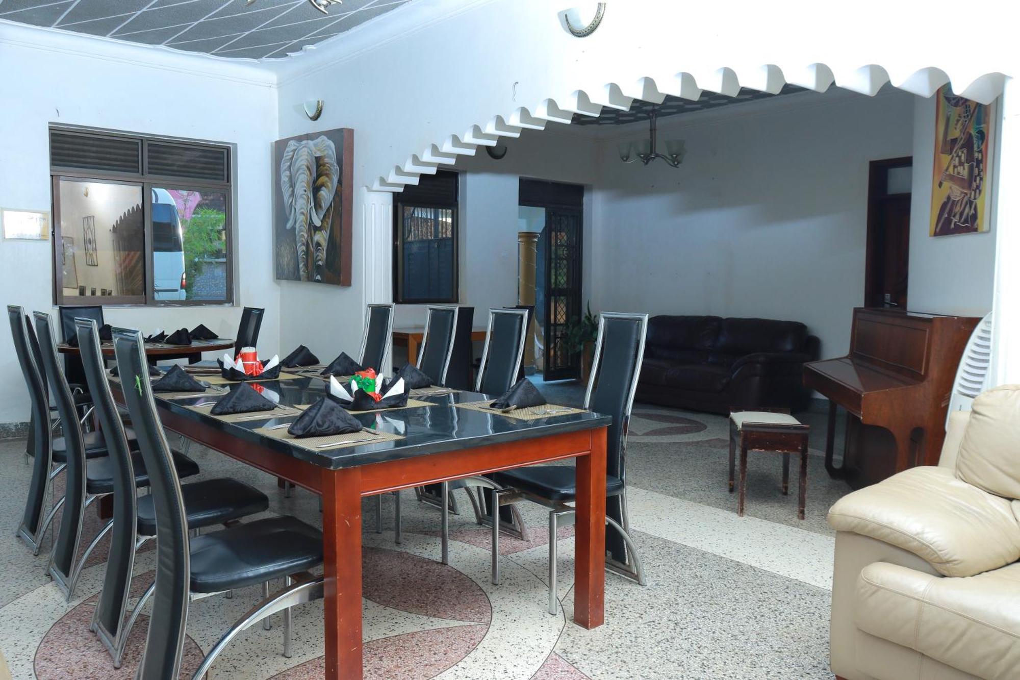 Mowicribs Hotel And Spa Энтеббе Экстерьер фото