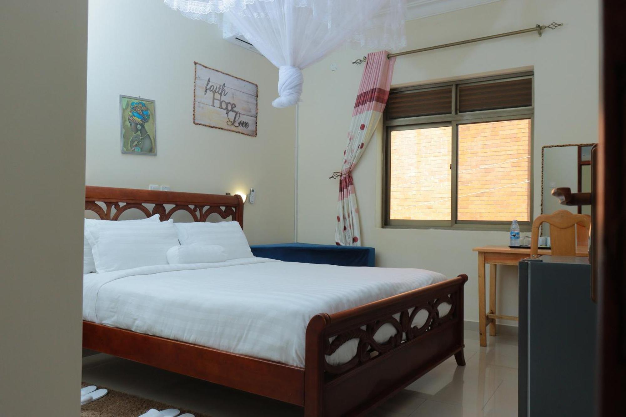 Mowicribs Hotel And Spa Энтеббе Экстерьер фото