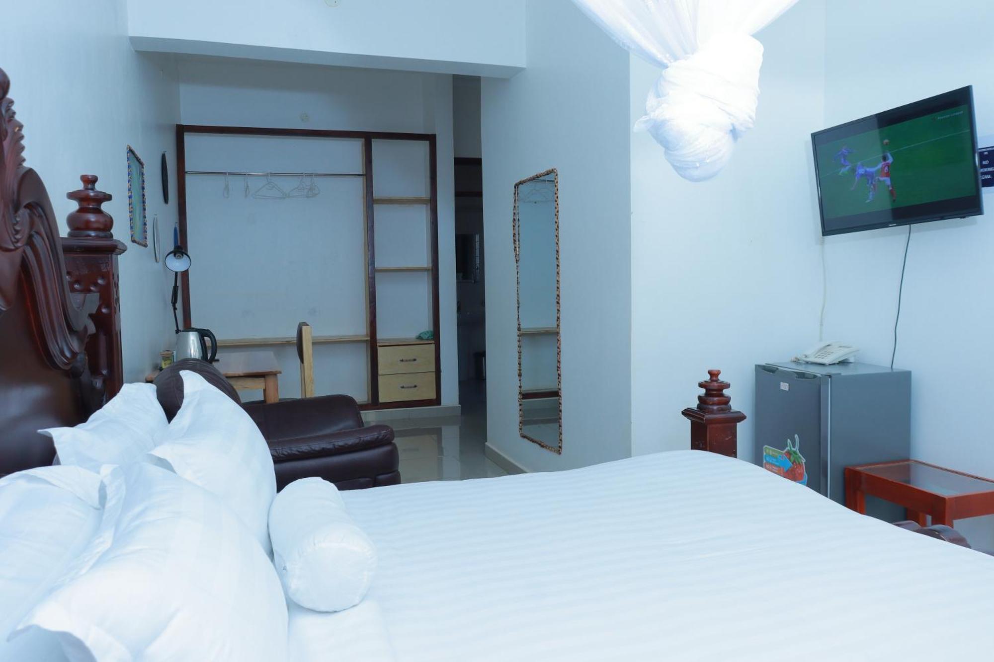 Mowicribs Hotel And Spa Энтеббе Экстерьер фото
