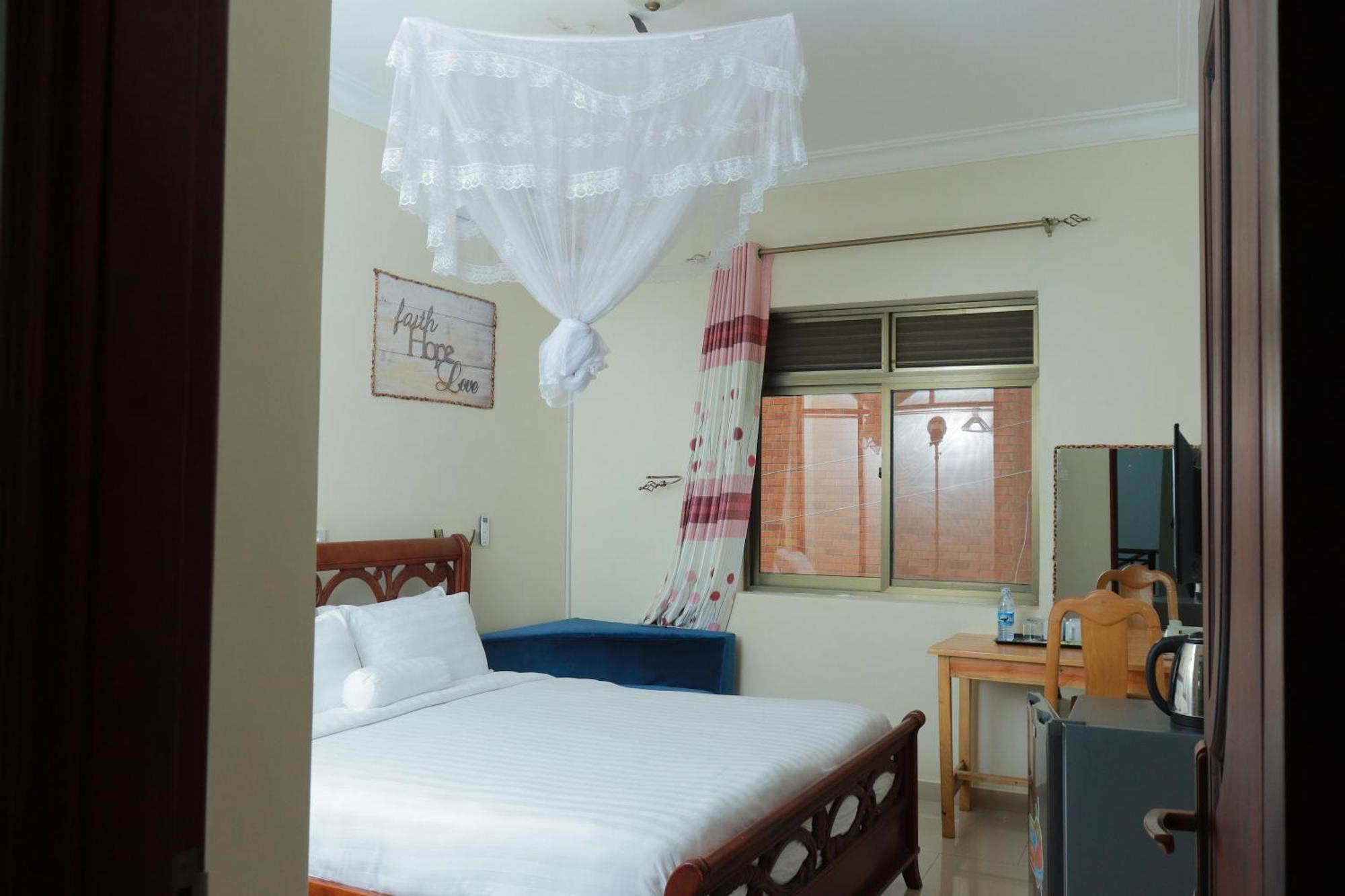 Mowicribs Hotel And Spa Энтеббе Экстерьер фото